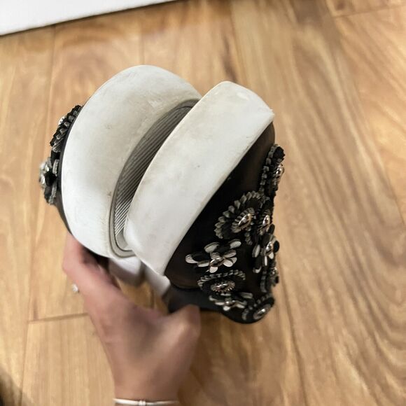 VC John Camuto Sneakers size 8 Women’s Black Leather Floral Embellished Slip On - Picture 9 of 9